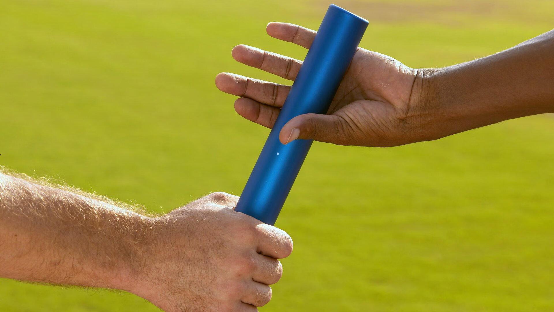 华体会入口-德劳伦蒂斯与利雅得胜利首席执行官举行战略对话 合影中同举C罗球衣点燃足坛猜想